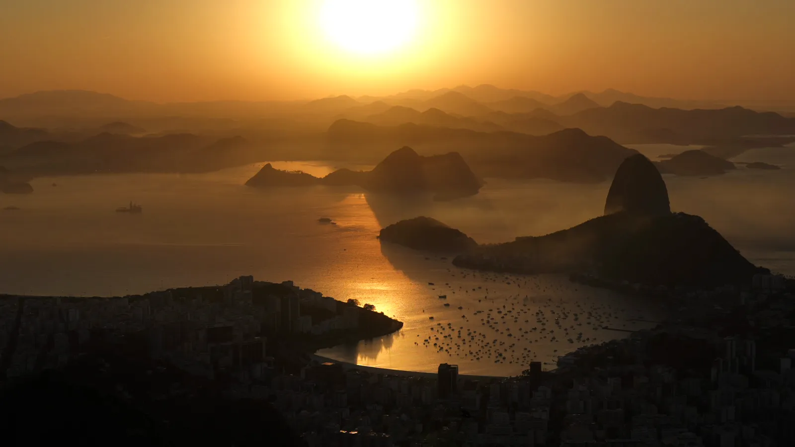 Vista aérea da Baía de Guanabara ao pôr do sol